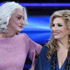 Drusilla Foer, siparietto a Sanremo con Iva Zanicchi: "Hai molte cose più di me" "Sì sono colta"
