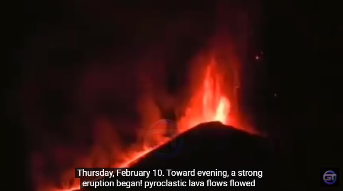 Etna, nuova forte eruzione nella notte: nube di cenere lavica alta 10 chilometri VIDEO