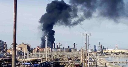 Falconara Marittima, incendio alla pompa di raffineria Api: alta nube di fumo nero, chiesto il blocco dei treni