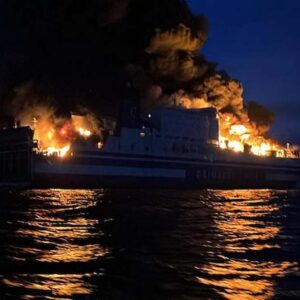Incendio traghetto Grimaldi Lines tra Grecia e Brindisi: mancano 14 persone all'appello, 2 intrappolate nel garage