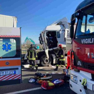 Incidente a Ponte Nossa (Valseriana): auto contro camion, traffico bloccato a Ponte del Costone