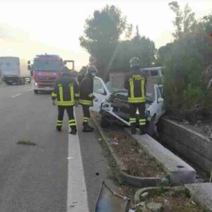 Rosa Marina (Brindisi), incidente vicino Ostuni tra un pulmino e due auto: un morto e sei feriti