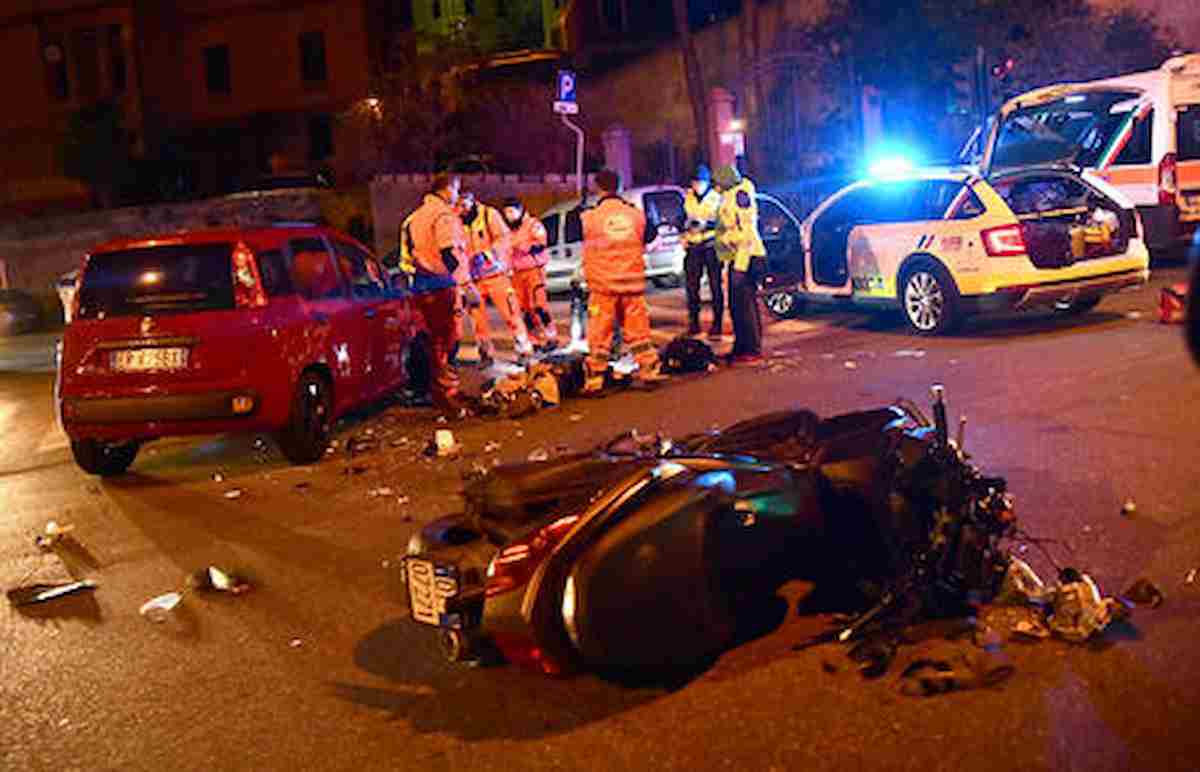 Incidente in via Napoli a Pozzuoli, con lo scooter finisce contro un palo: Ilario Canale muore a 20 anni