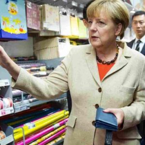 Angela Merkel scippata al supermercato mentre faceva la spesa: rubato portafoglio con carte e soldi