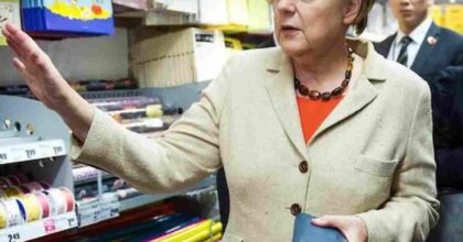 Angela Merkel scippata al supermercato mentre faceva la spesa: rubato portafoglio con carte e soldi