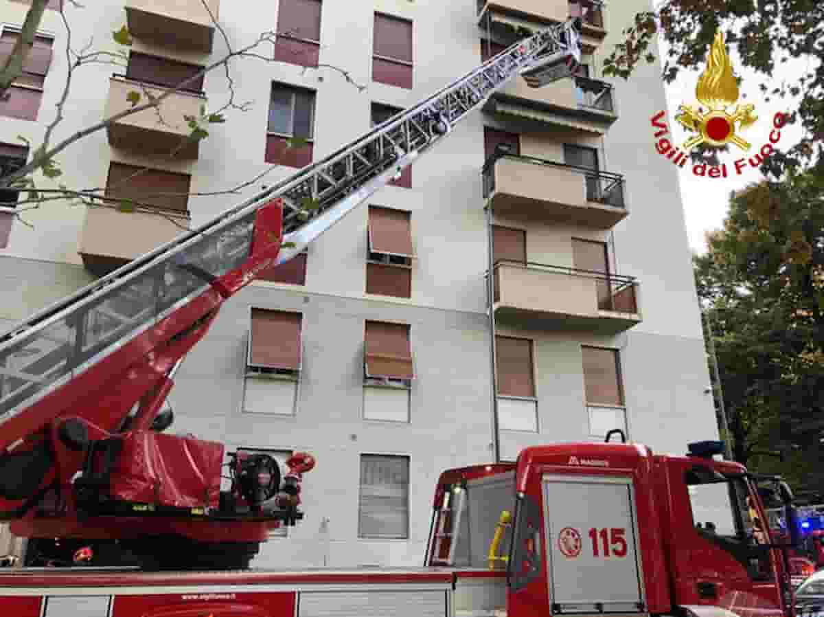 Milano, bruciano la porta di casa al vicino disabile in via Terracina: lui e la moglie riescono a salvarsi