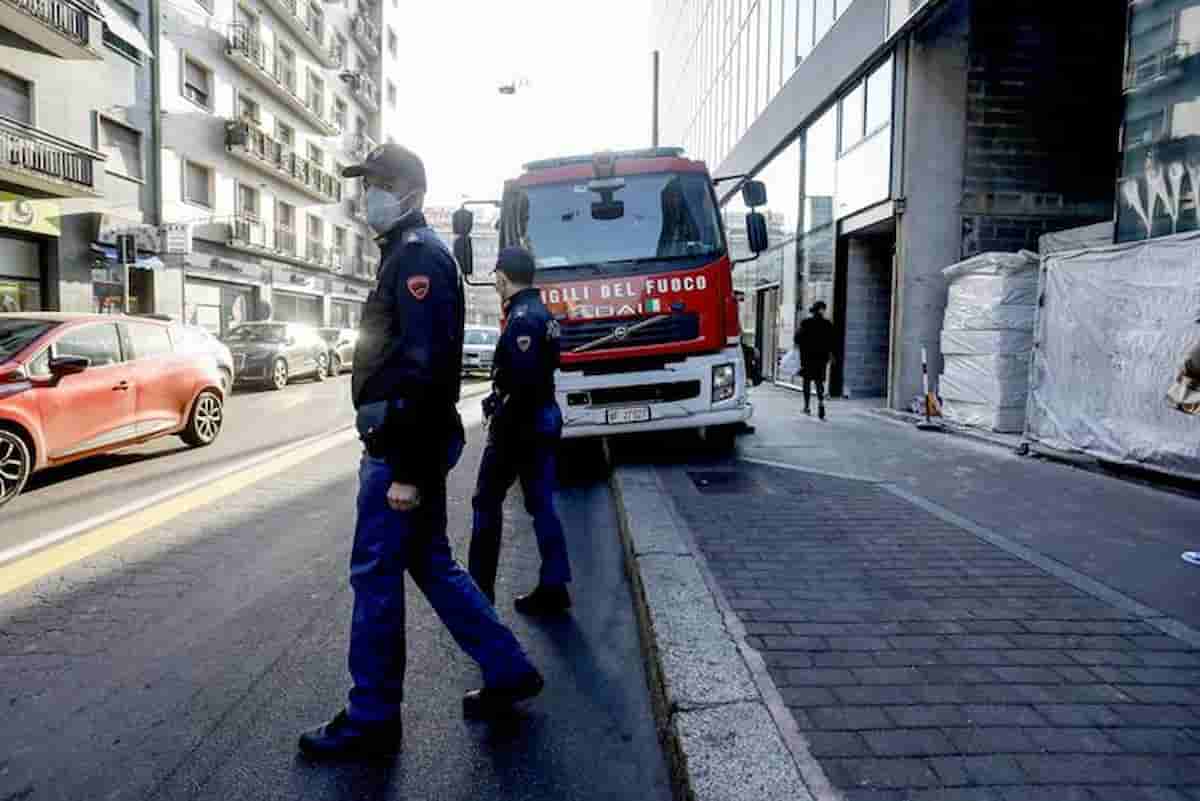 Milano, incendio in un appartamento: morta una donna accumulatrice seriale. Le fiamme alimentate dai tanti oggetti