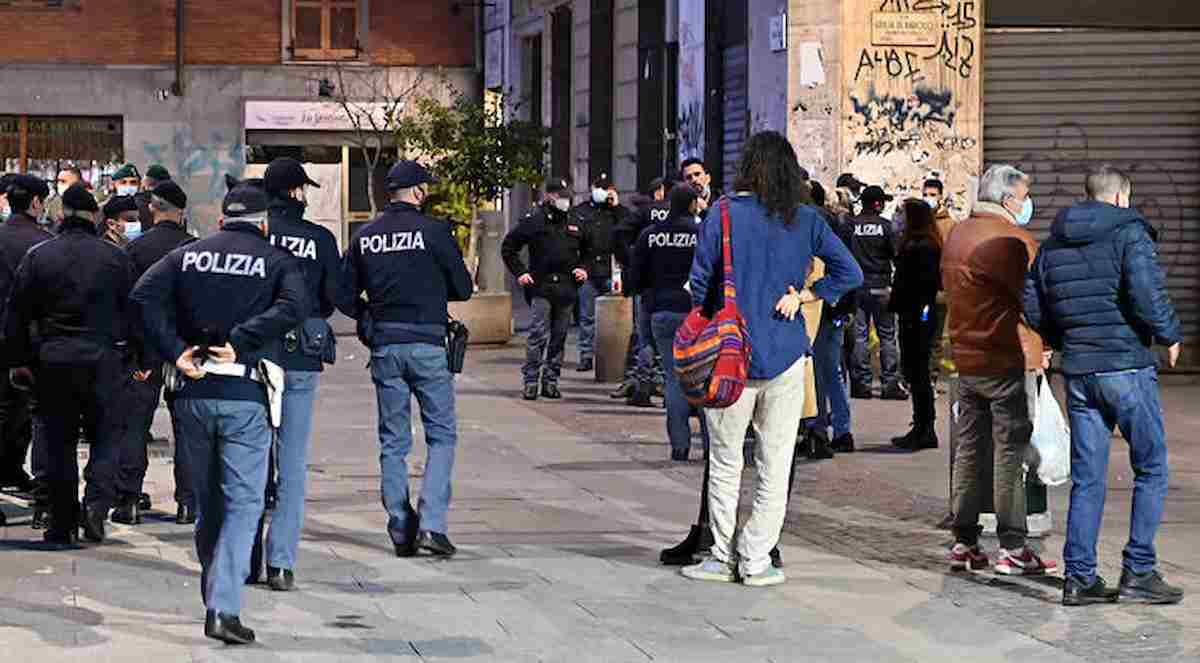 Torino, affollati e senza mascherina all'interno: chiusi 4 locali in centro per violazione delle norme anti Covid
