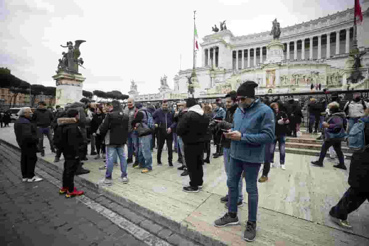 No Vax, marcia su Roma flop: in Piazza Venezia quattro gatti, cercano di reclutare persino i poliziotti