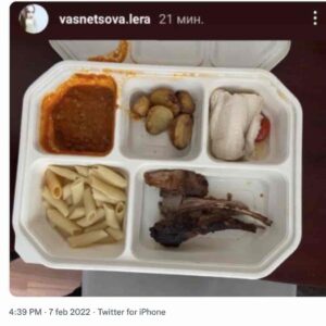Olimpiadi Pechino 2022, isolamento per Covid come "gulag olimpici", gli atleti sui social: "Guardate cosa ci fanno mangiare" FOTO
