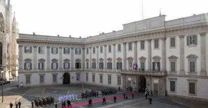 Milano, australiano a Palazzo Reale con le valigie dice di essere l'erede dei Savoia: "Questa è casa mia"