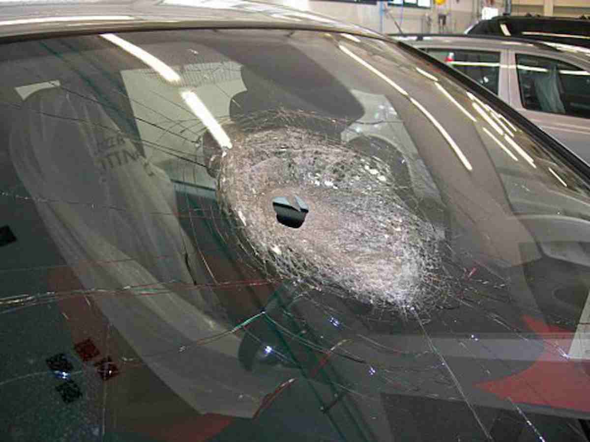 Roma, con un palo della segnaletica sfascia 23 auto in sosta e la gazzella dei Carabinieri: arrestato 21enne