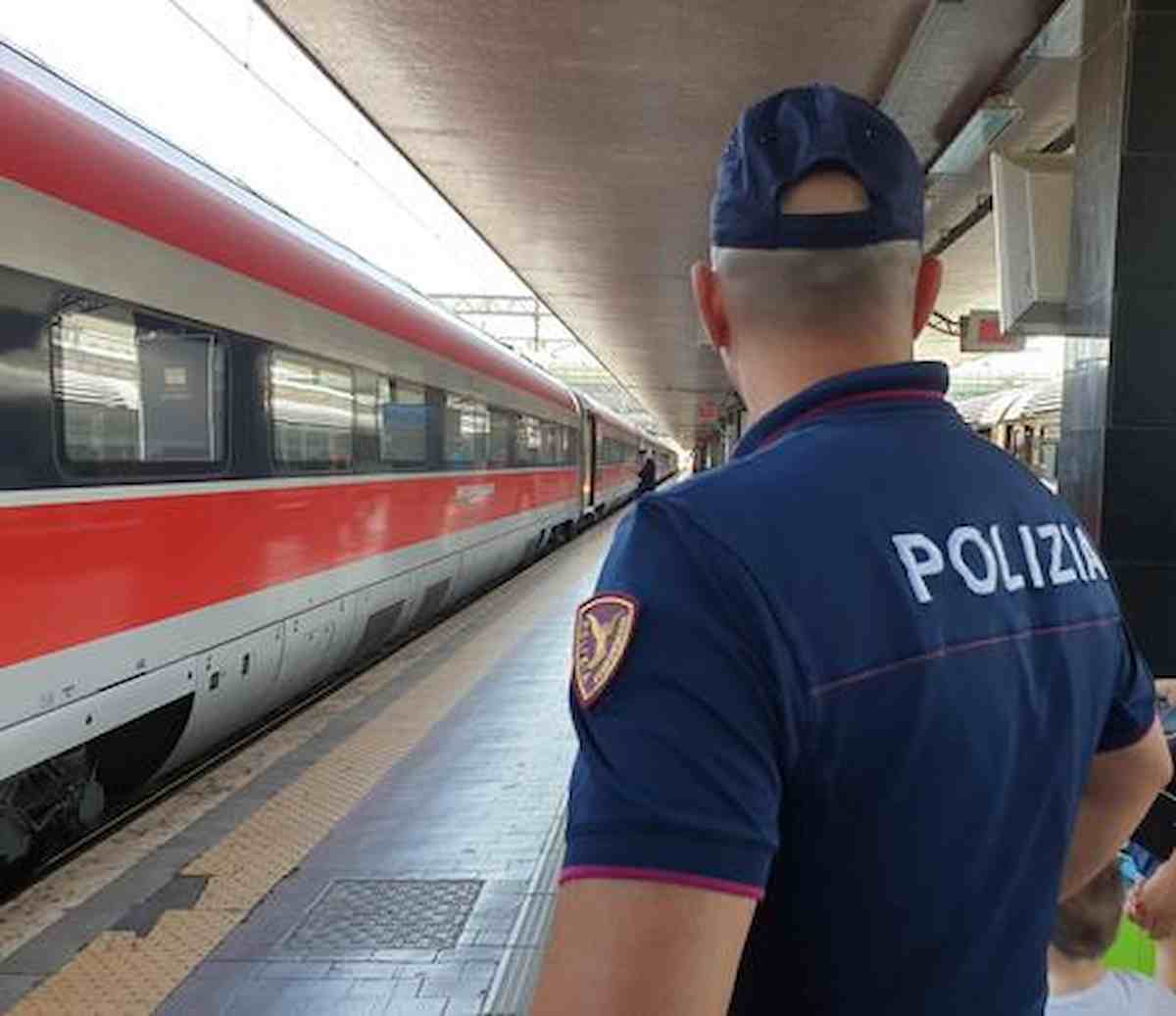 Pavia, treno merci aggancia passeggino: neonato trascinato per 20 metri sui binari, è gravissimo