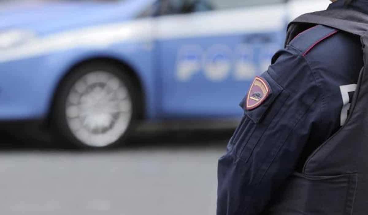 Milano: i poliziotti scendono dall'auto per controllarlo, lui sbatte un agente sul veicolo e scappa