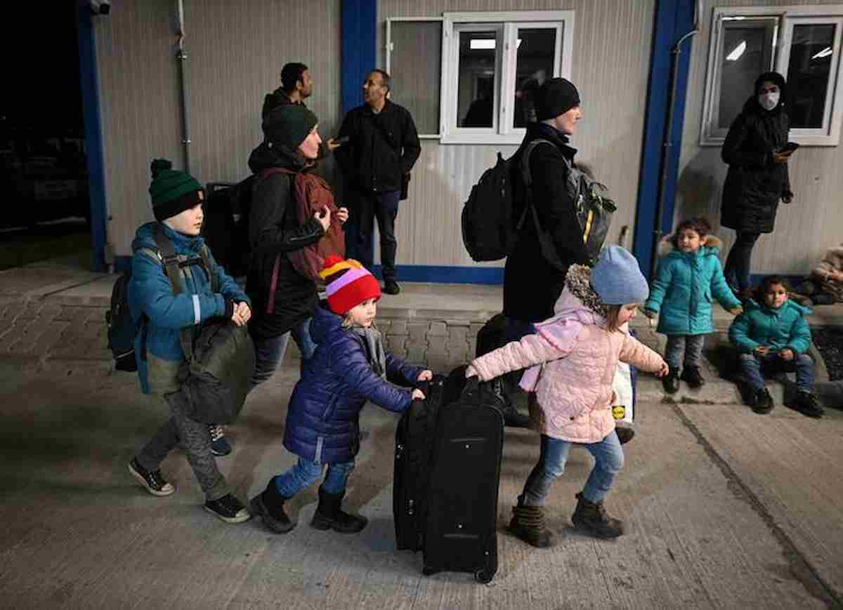 Ucraina, 100 mila profughi in fuga dall'invasione russa verso Polonia e Romania. Le stime Onu