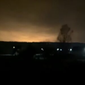 Russia bombarda l'Ucraina, il VIDEO dell'attacco notturno: il rombo e poi il bagliore
