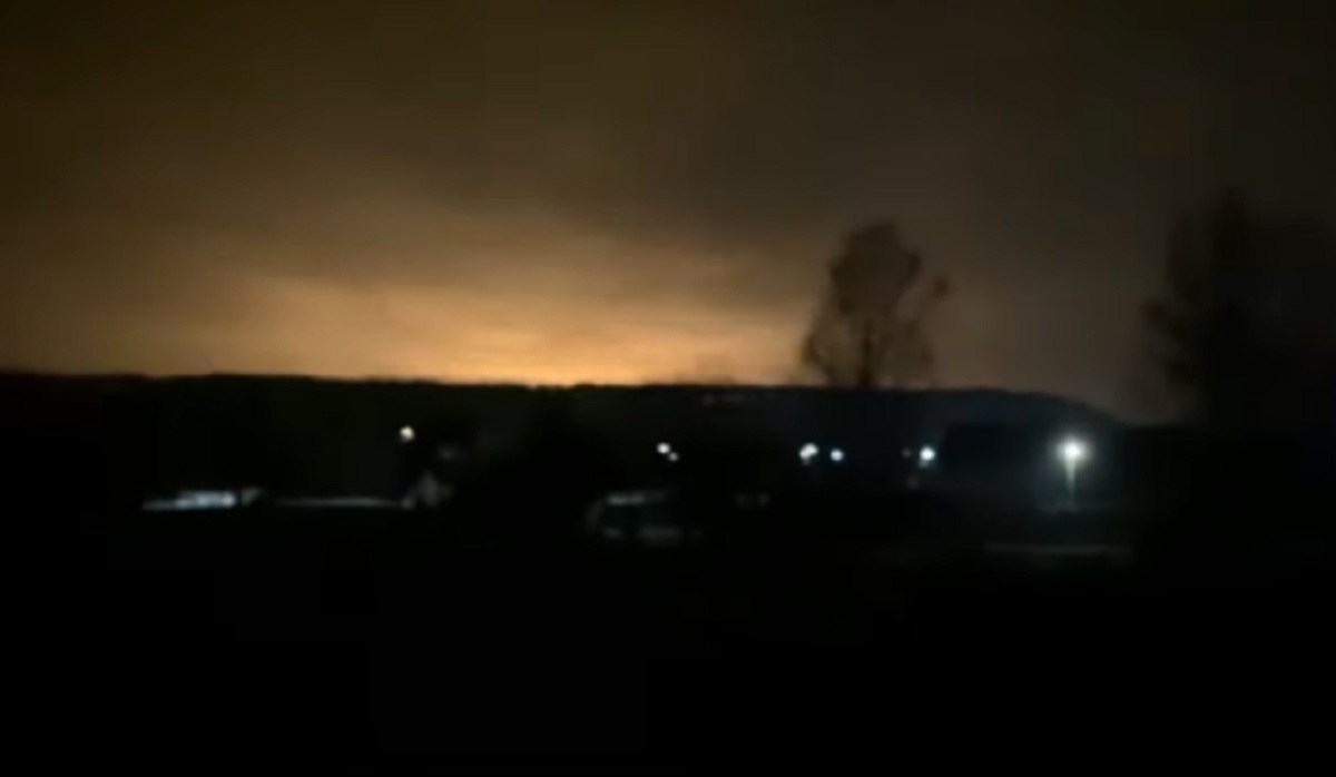 Russia bombarda l'Ucraina, il VIDEO dell'attacco notturno: il rombo e poi il bagliore