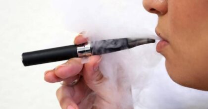 Sigarette elettroniche in cambio di sesso: donna di 38 anni adesca 9 studenti di liceo, arrestata