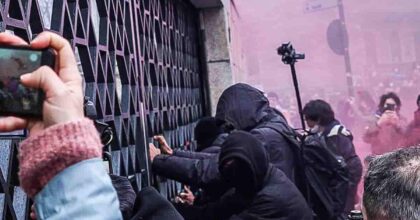 Studenti in piazza a Torino contro l'alternanza scuola-lavoro dopo i 2 morti in stage: scontri, 7 feriti tra le forze dell'ordine