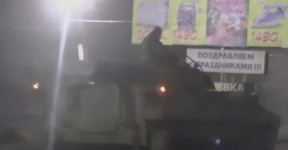 Ucraina, carri armati russi nel Donbass. L'Ue pronta alle sanzioni, la Germania congela il Nord Stream 2 VIDEO