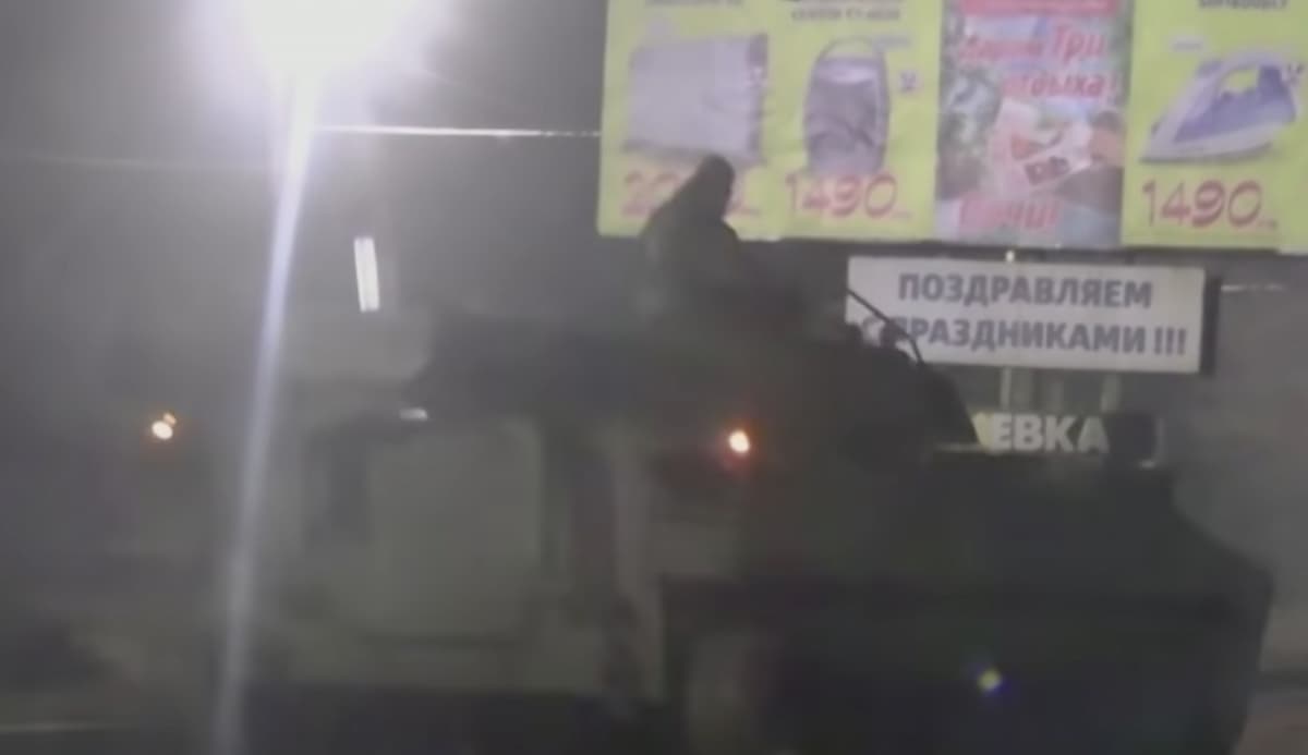 Ucraina, carri armati russi nel Donbass. L'Ue pronta alle sanzioni, la Germania congela il Nord Stream 2 VIDEO