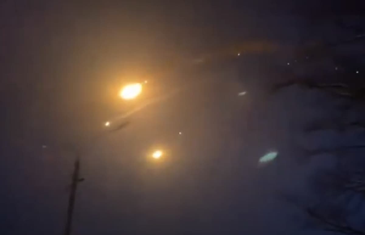 Ucraina, aereo russo abbattuto nei cieli di Kharkiv: l'esplosione, la palla di fuoco e lo schianto VIDEO