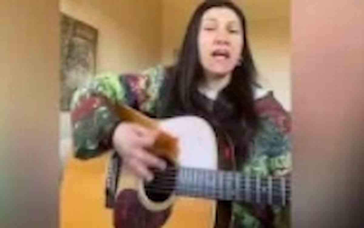 Elisa canta Zombie dei The Cranberries per i russi arrestati perché manifestavano contro la guerra VIDEO