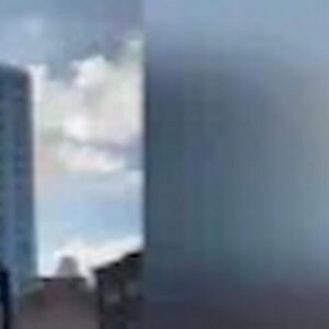 Londra, incendio spaventoso nel grattacielo Relay Building: lastre di vetro sono cadute da decine di metri al suolo VIDEO