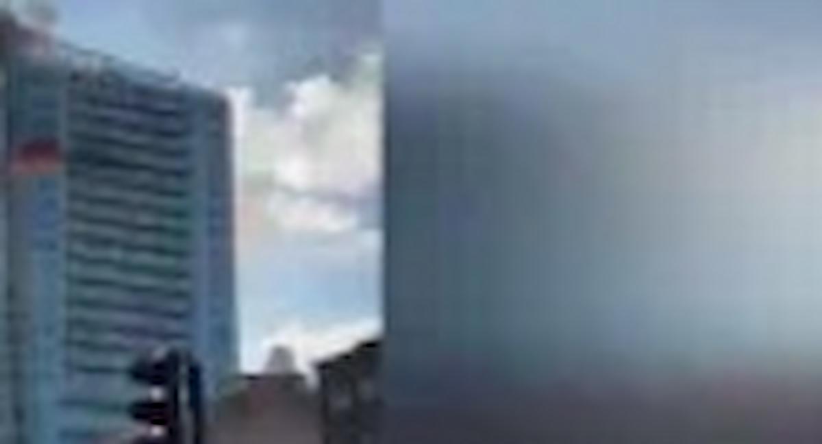 Londra, incendio spaventoso nel grattacielo Relay Building: lastre di vetro sono cadute da decine di metri al suolo VIDEO