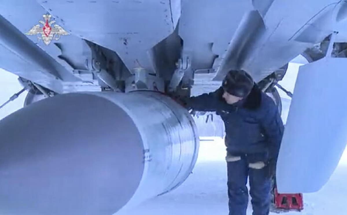 Ucraina, la Russia ha usato un missile ipersonico Kinzhal per distruggere un deposito di munizioni