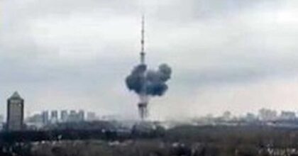 Ucraina, le forze armate russe hanno colpito la torre della tv di Kiev: i canali hanno smesso di trasmettere
