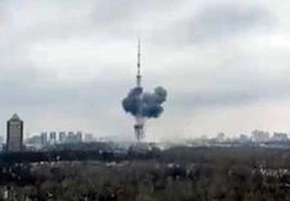 Ucraina, le forze armate russe hanno colpito la torre della tv di Kiev: i canali hanno smesso di trasmettere