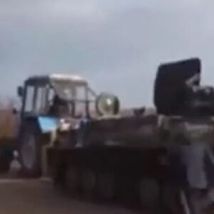 Ucraina, ruba un carro armato russo e lo trascina via col suo trattore VIDEO