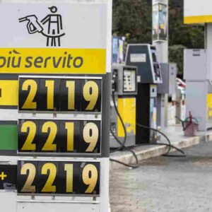 Benzina, accise e Iva gonfiano il prezzo: le proposte di taglio, e i benzinai chiedono l'accisa mobile