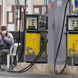Benzina, i prezzi schizzano alle stelle: più di 2 euro al litro anche per il self-service