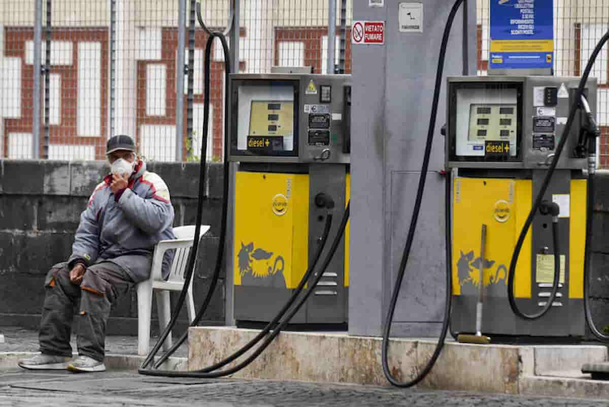 Benzina, schizzano i prezzi: il servito arriva fino a 2,111 euro al litro