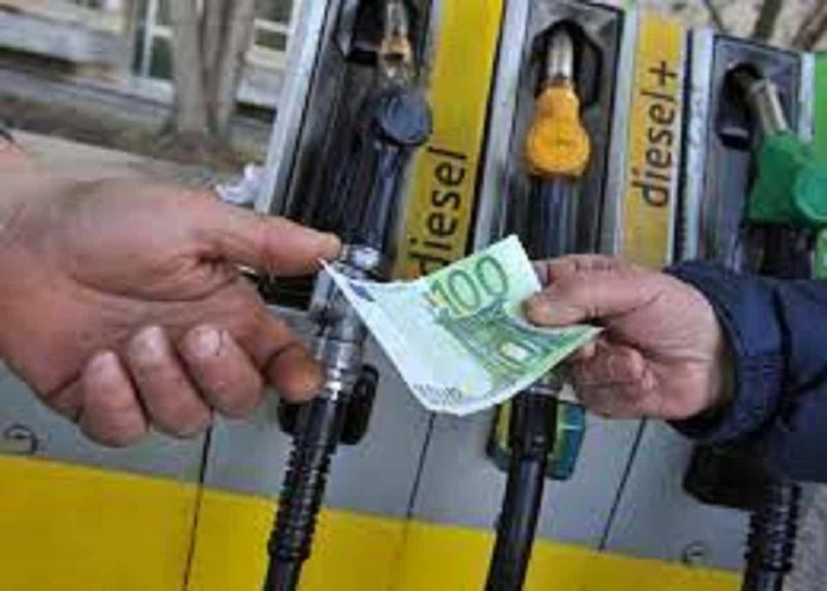 Benzina, prezzo medio in aumento di 2 centesimi. Gpl di 7. Quanto peserà la guerra in Ucraina