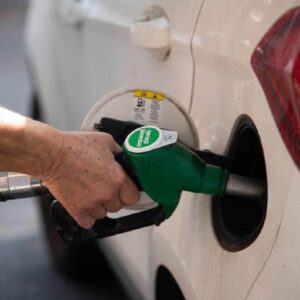 Livigno, dove la benzina costa 1,482 al litro e il diesel 1,437: è corsa al pieno