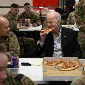 Biden mangia la pizza con i soldati americani in Polonia, la foto è virale sui social