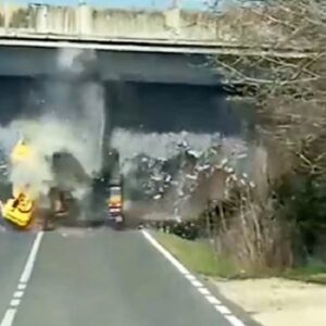 Bologna, camion urta cavalcavia: motociclista cerca di evitare la fila e muore finendo in un fossato