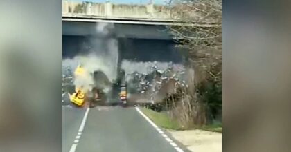 Bologna, camion urta cavalcavia: motociclista cerca di evitare la fila e muore finendo in un fossato