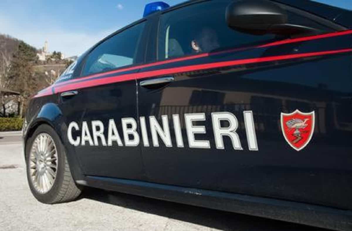 Carovigno (Brindisi), picchia moglie e la acceca un occhio davanti ai figli: arrestato 40enne