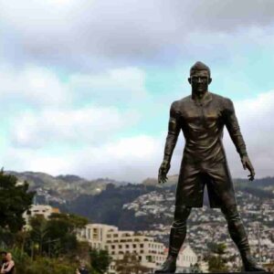 Cristiano Ronaldo, la sua statua a Funchal con il pene a rischio: i turisti lo strofinano troppo