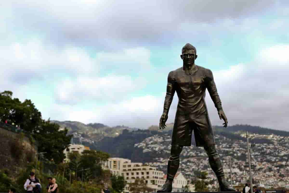 Cristiano Ronaldo, la sua statua a Funchal con il pene a rischio: i turisti lo strofinano troppo