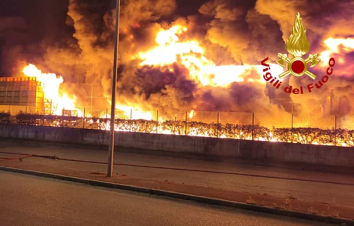 Eboli (Salerno), spento incendio in un deposito di una azienda ortofrutticola. Il Comune: tenete porte e finestre chiuse