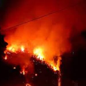 Pescia (Pistoia), incendio a Madonna del Tamburino: in azione elicotteri e Canadair