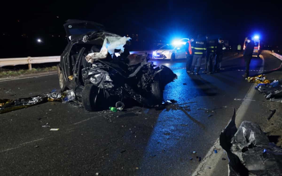 Incidente stradale A14 tra Forlì e Faenza: un morto e un ferito, l'auto finisce fuori strada