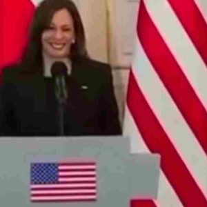 Kamala Harris ride dopo domanda sui rifugiati ucraini, la vice di Biden è nella bufera VIDEO