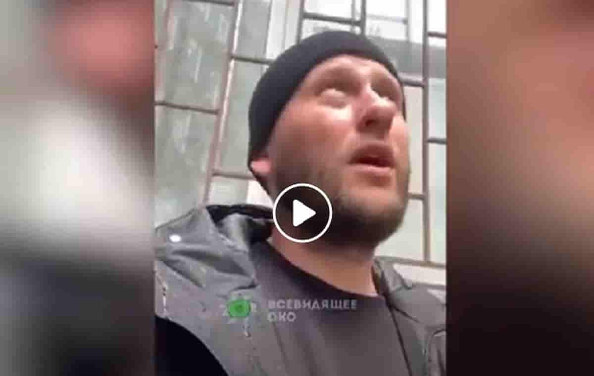 Kharkiv sotto le bombe, un uomo sfiorato dal missile mentre gira un VIDEO col telefono
