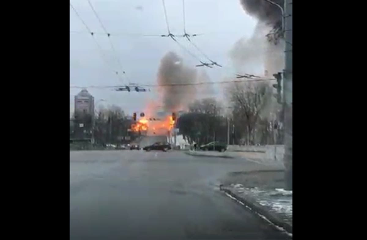 Ucraina, un'esplosione e il panico in strada. Ecco cosa succede tra le strade di Kiev VIDEO